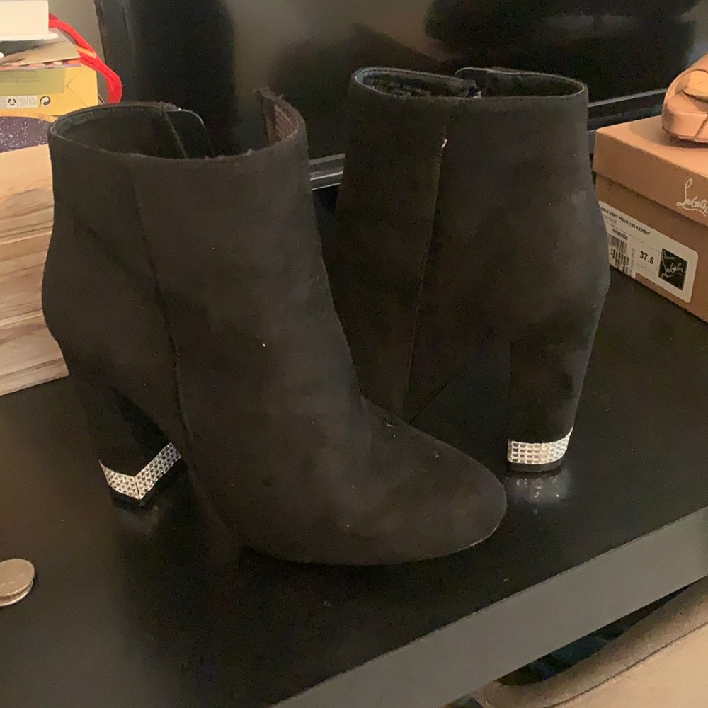 Black n burgundy booties w rhinestone around heel